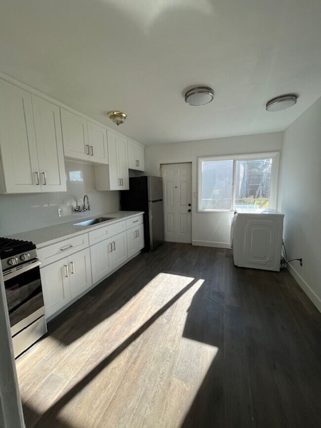 Building Photo - Iroquois Avenue