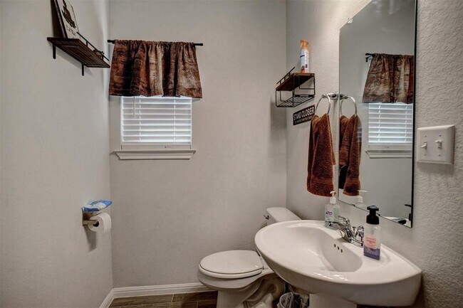 Building Photo - 205 Driftwood Ln