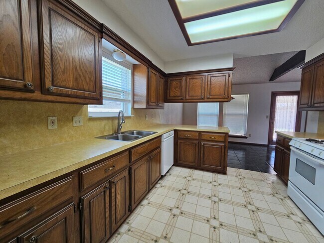 Building Photo - (3) Bed/(2) Bath in NW Norman Avail NOW!