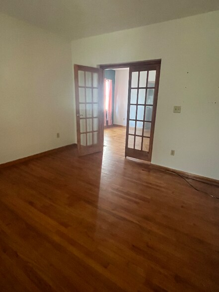 Building Photo - 203 Lamont Ave