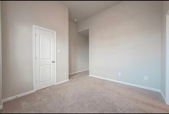 Building Photo - 8700 Laurel Crest Dr
