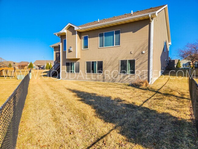 Building Photo - Beautiful 3 Bedroom 2.5 Bath walkout ranch in Ankeny