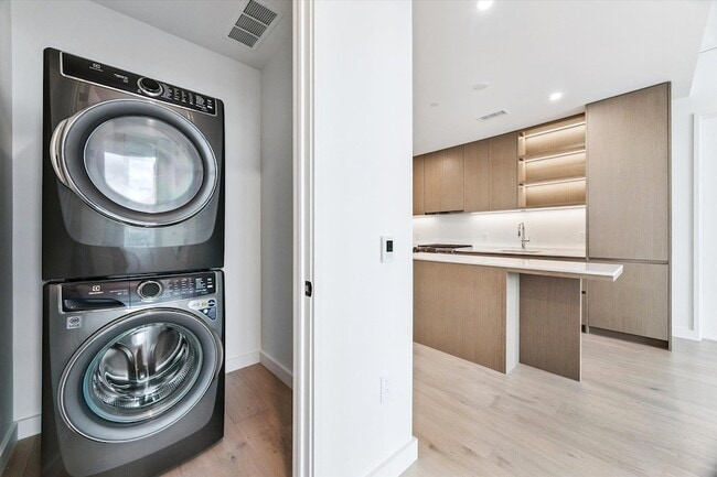 Building Photo - 610 Davis St