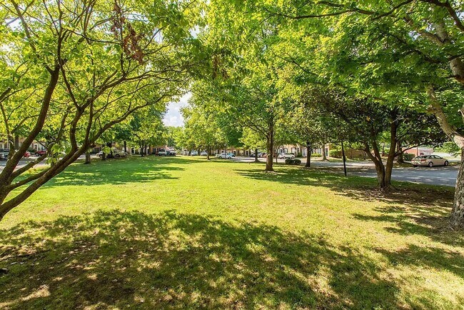 Building Photo - Great Townhome Convenient Location