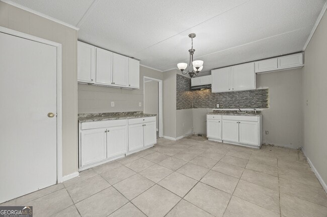 Building Photo - 2830 Village Green Dr