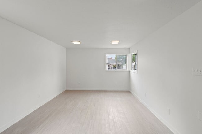 Building Photo - 2521 W Sanson Ave