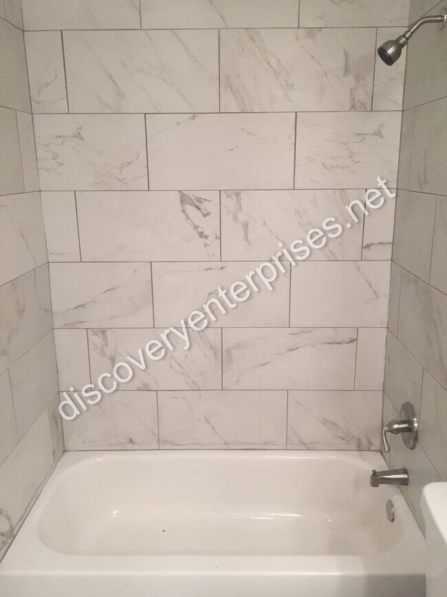 Building Photo - JUST REDUCED! 4 Bdrm / 2 Bath Home - 1st m...