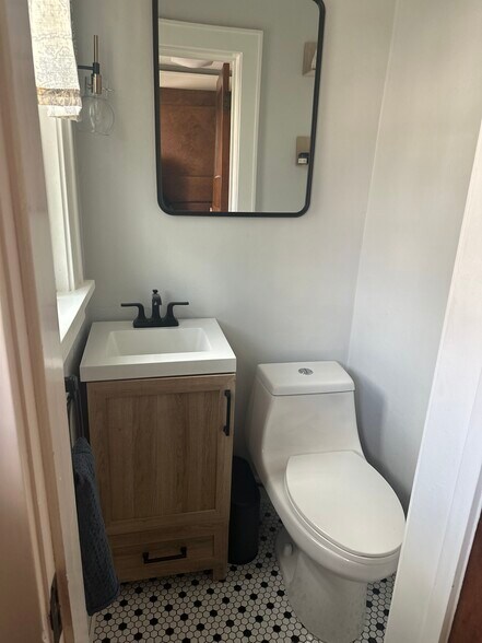 Building Photo - 613 E Washington St