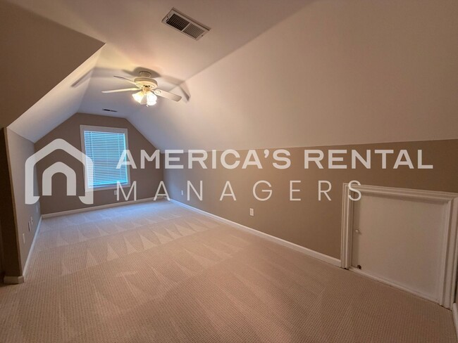 Building Photo - Spacious Five Bedroom Residence in Meadowbrook!