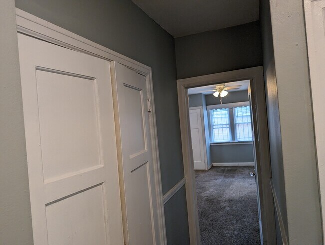 Building Photo - Renovated 3BR/1.5BA | 1,200 Sq Ft | Pet Fr...