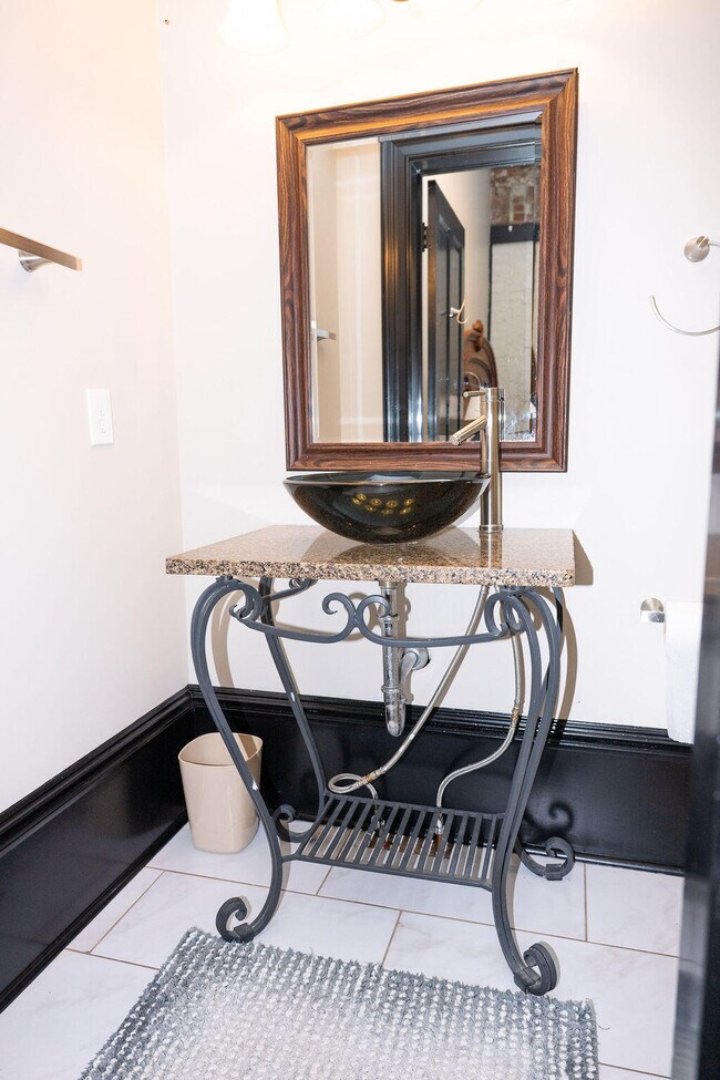 Building Photo - 275 S Limestone