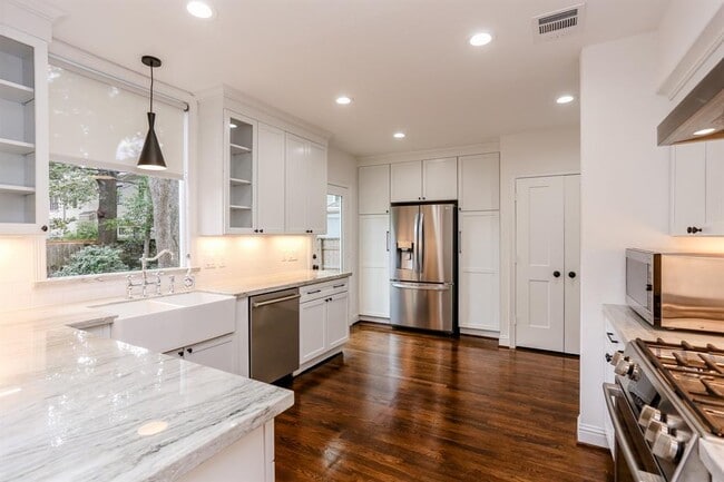 Building Photo - 3125 Wroxton Rd