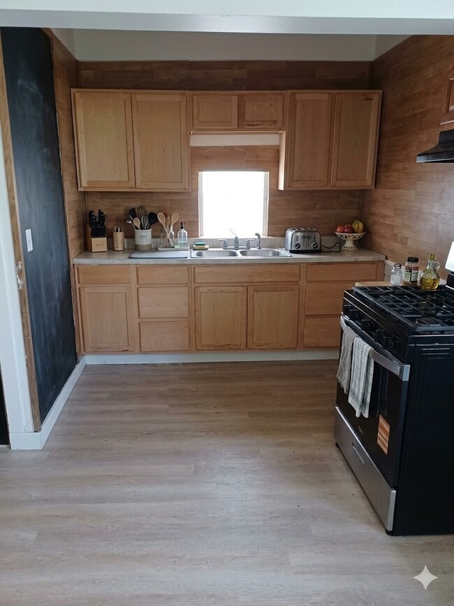 Building Photo - 730 E Hurlbut Ave