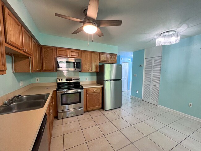 Building Photo - 2BR/1BA Flat Biking/Walking Distance to UF...
