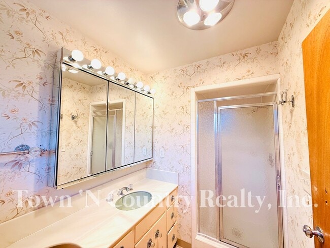 Building Photo - 3 Bedroom South Salinas Home!