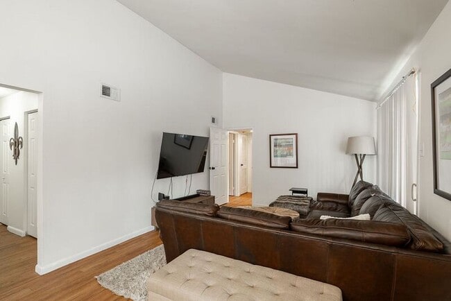 Building Photo - 250 Little St