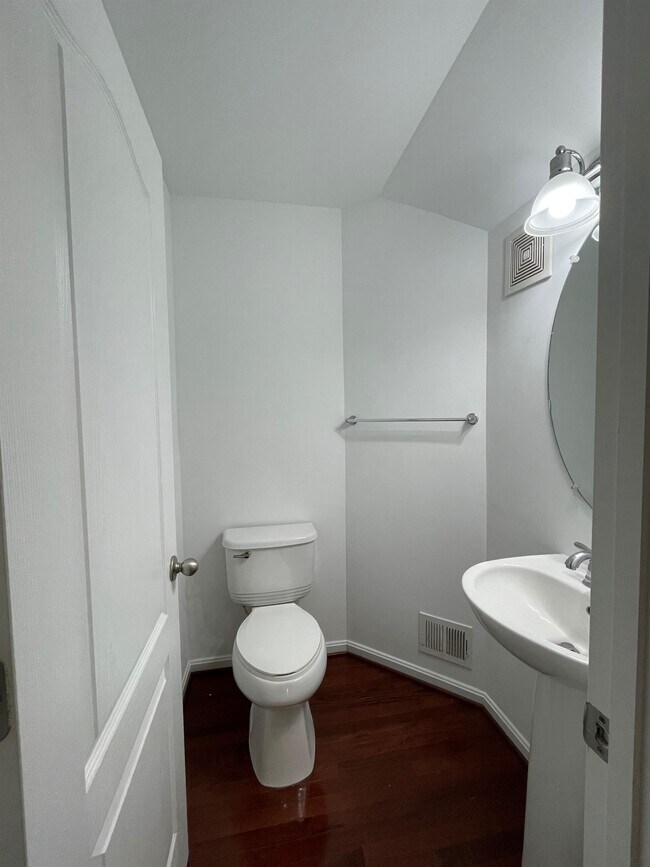 Building Photo - 400 Ava Way NE