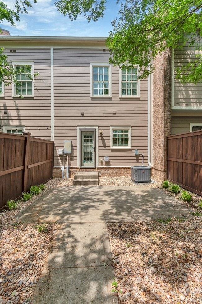 Building Photo - Charming Townhome in the Heart of Berry Fa...