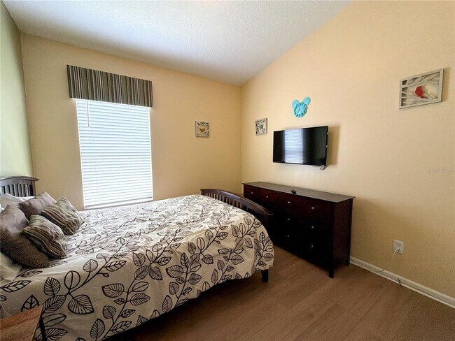 Building Photo - 8127 Fan Palm Way