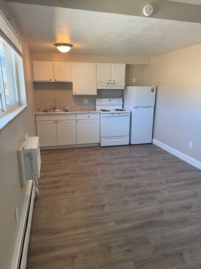 Building Photo - Cute Studio Apartment Available