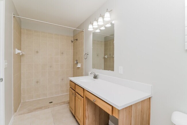 Building Photo - 3238 Riverdale Dr