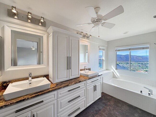 Building Photo - Beautiful 4B/3BA house w/ large backyard i...