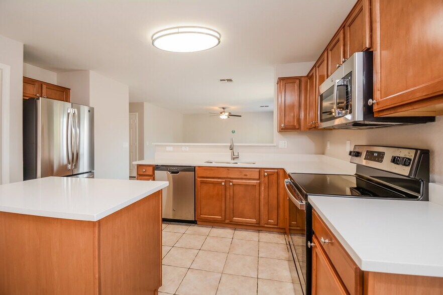 Building Photo - 3202 S Justin Dr