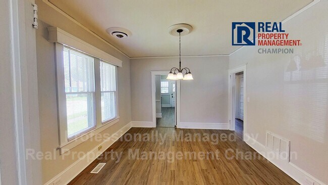 Building Photo - Charming 3 BD/1 BA Home with Fresh Updates...