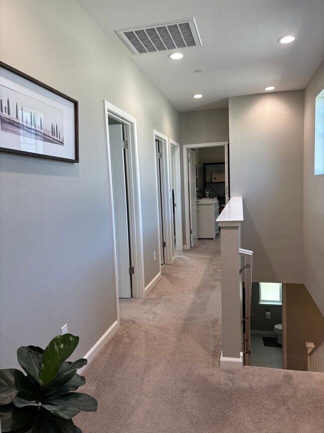 Building Photo - Newer 4 bedroom 2.5 bathrooms Available May 16th