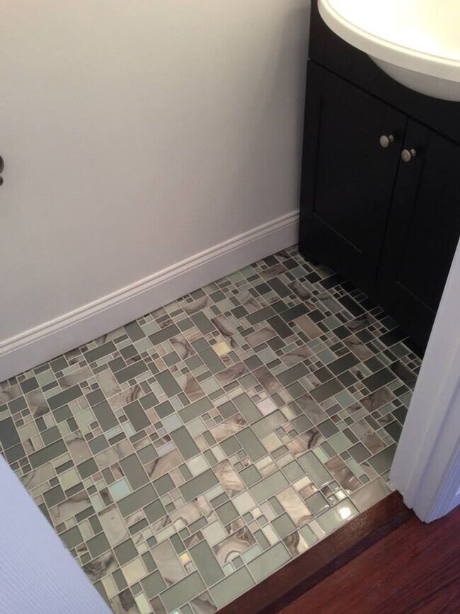 Building Photo - Platinum Quality Renovation in South Side Flats. Open Layout, Designer Kitchen, Huge Bathrooms. A/C!