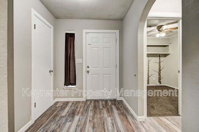 Building Photo - 1120 Kings Ct