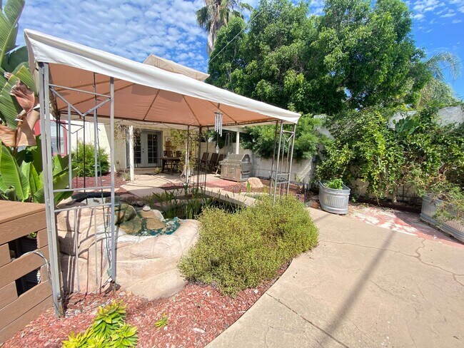 Building Photo - CHARMING! BACKYARD OASIS! REAL HARDWOOD FLOORS! FULL SIZED WASHER/DRYER! OFF OF ADAMS AVE!