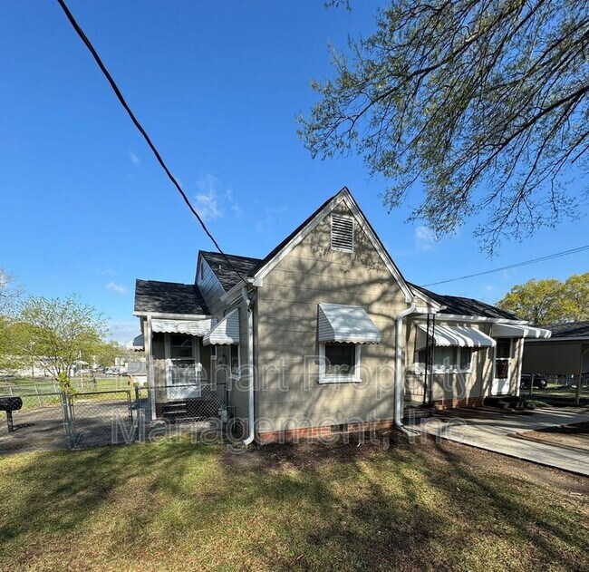 Building Photo - 221 Hutchinson St