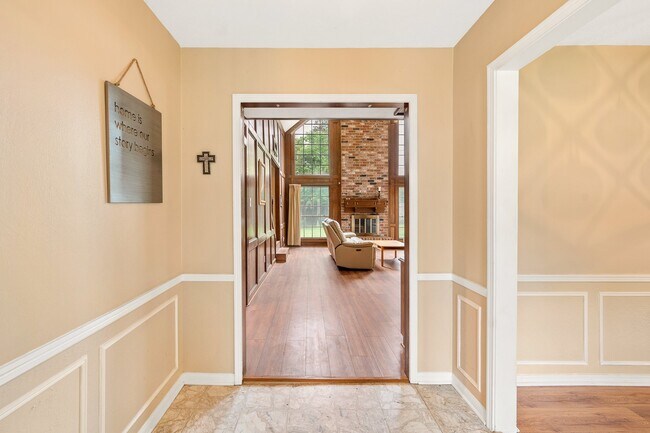 Building Photo - 18107 Shadow Valley Dr