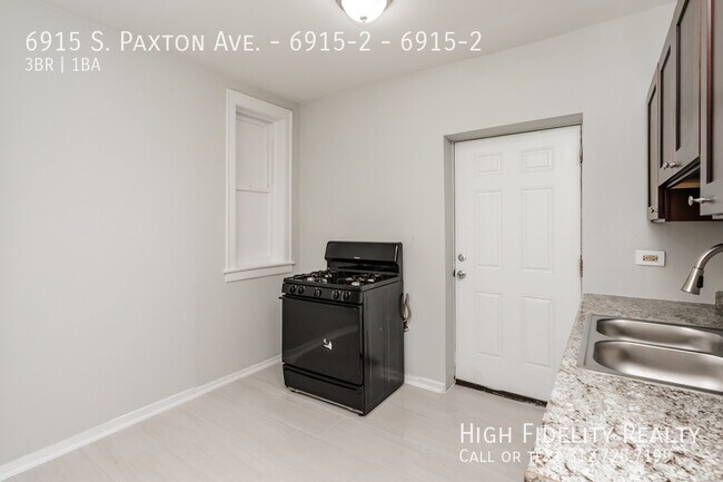 Building Photo - 6915 S Paxton Ave
