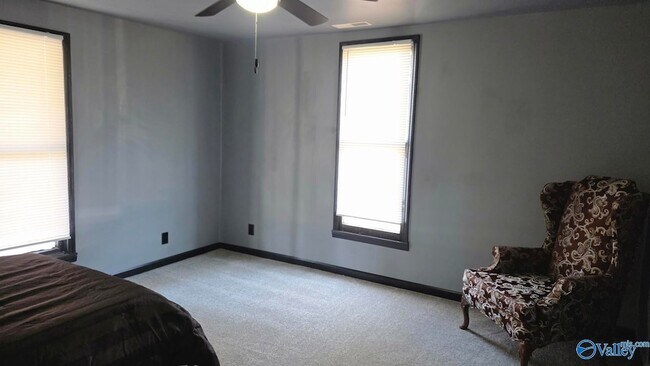 Building Photo - 713 W Washington St