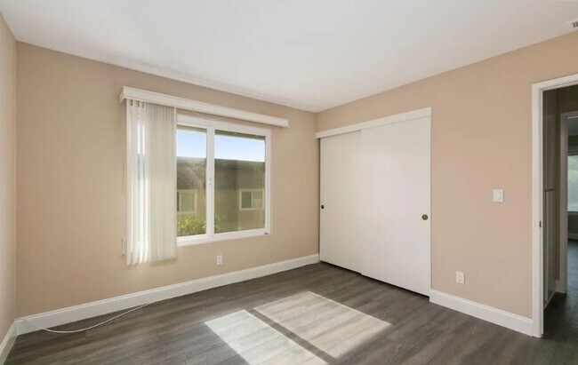 Building Photo - Spacious Carlsbad Condo Walking distance t...