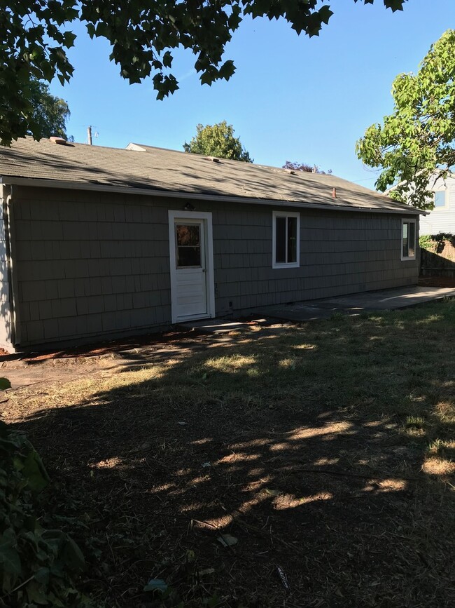 Building Photo - Freshly remodeled 3 bedroom 1 bathroom house!