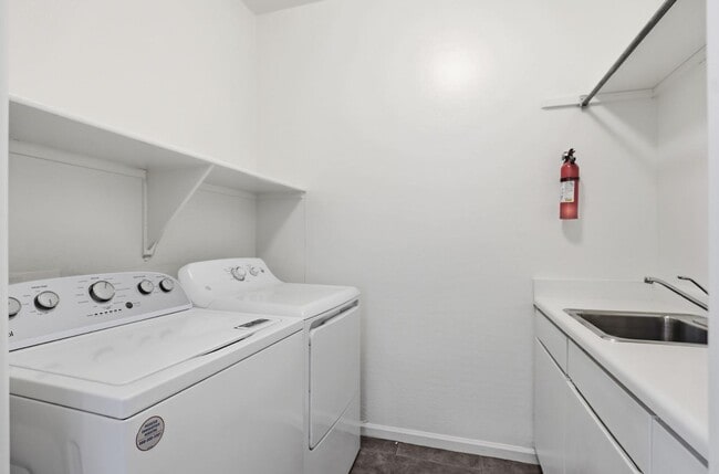 Building Photo - 3565 E Vaughn Ct