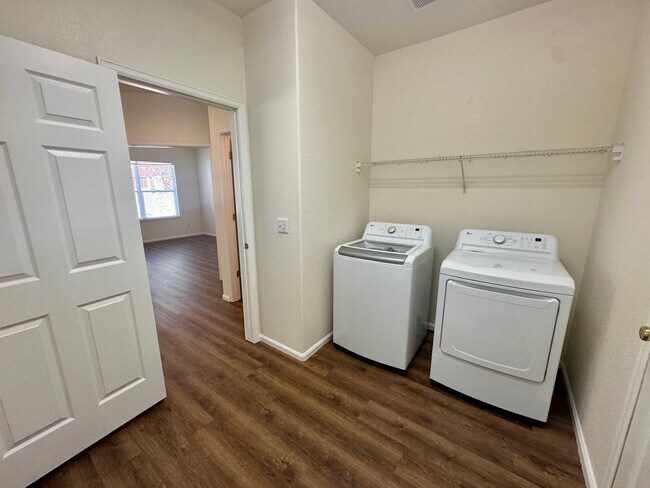 Building Photo - 4 Bed / 4 Bath Dream Home in the Hills at ...