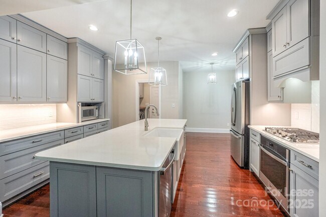 Building Photo - 181 Streamside Pl