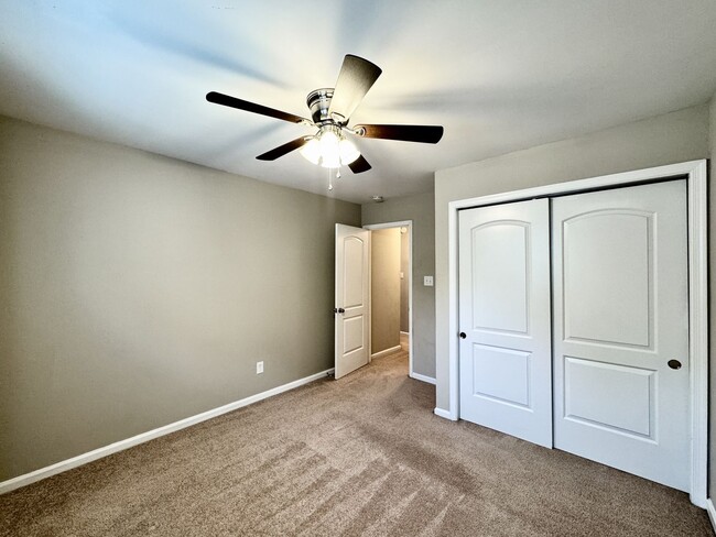 Building Photo - Great Neck Townhome Available NOW! Neutral...