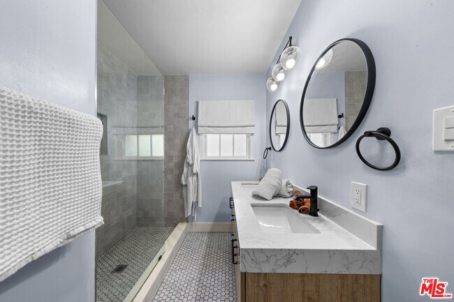 Building Photo - 2615 Canyon Dr