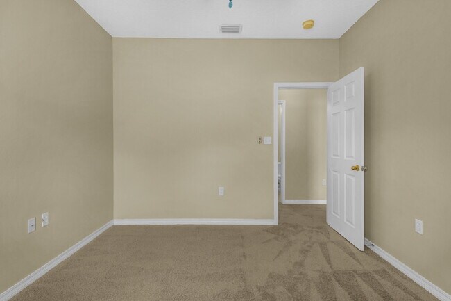 Building Photo - "Charming 3-Bedroom Townhouse Oasis in For...