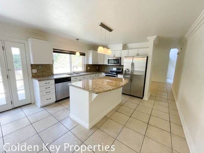 Building Photo - 4BR/3.5BA Home In Encinitas! New Carpet! F...