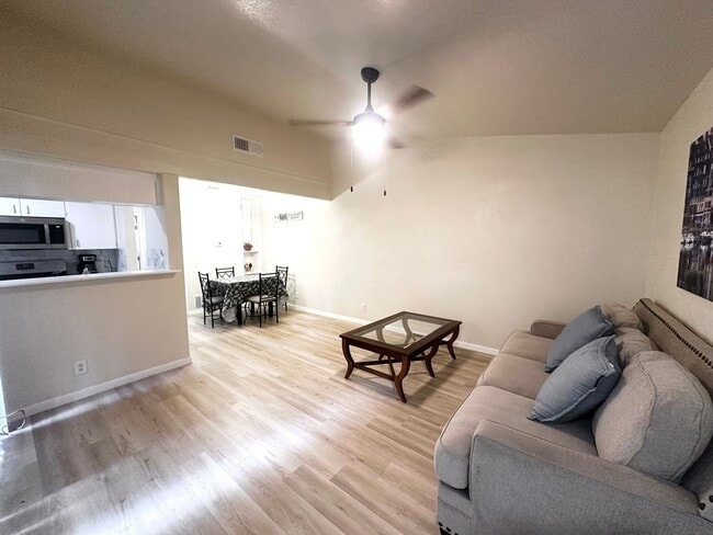 Building Photo - 2 bed 1 bath on Emerald Forest