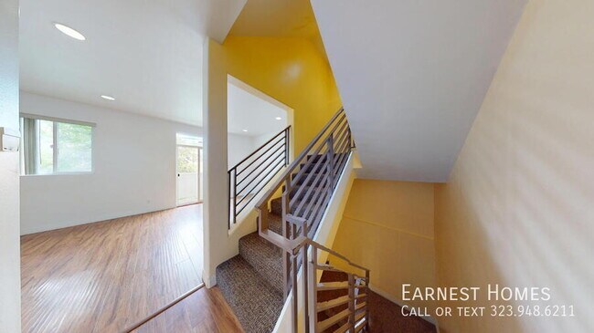 Building Photo - 11622 Oxnard St