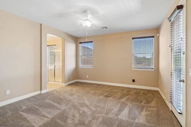 Building Photo - Welcome to this Charming 5 bedroom, 3.5 ba...