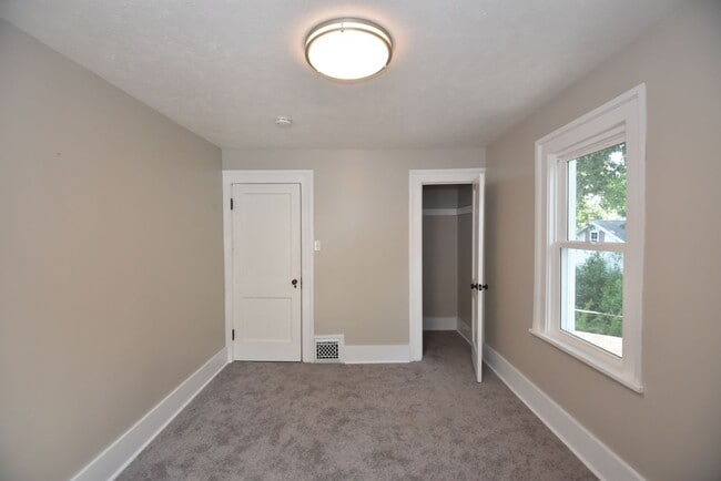 Building Photo - Near Notre Dame  2 Story 3 bedroom with 2 car garage