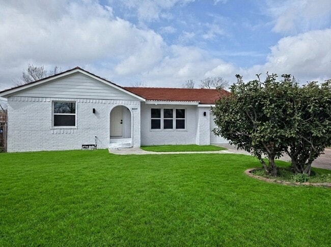 Building Photo - 4607 Englewood St